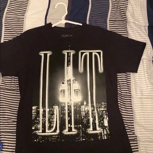 i’m selling a basic tee